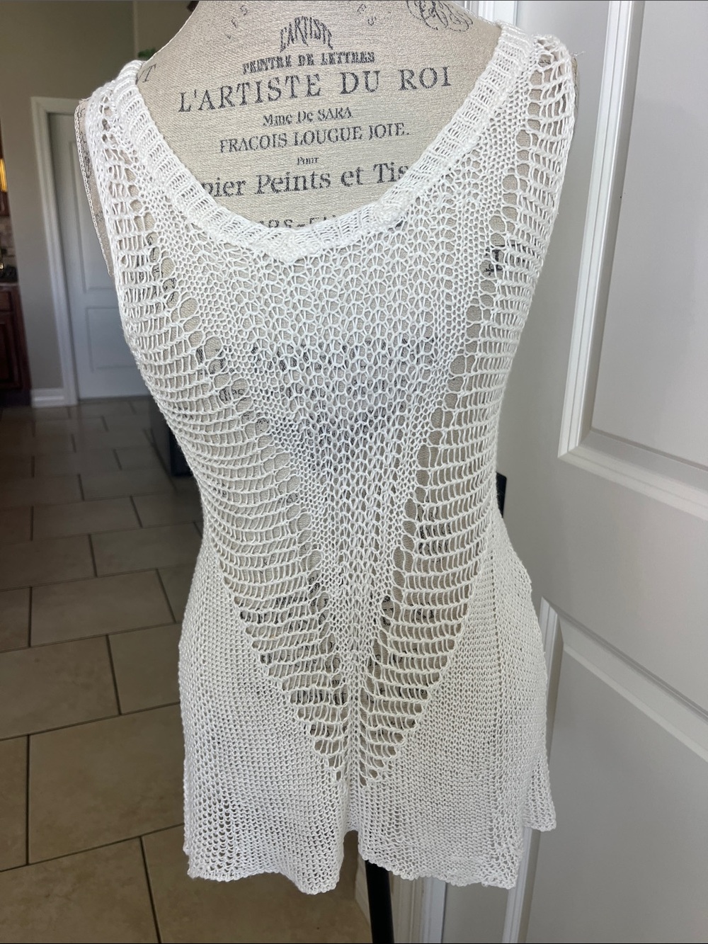EUC CABI crochet open knitted tank top ivory/white asymmetrical hem. Medium